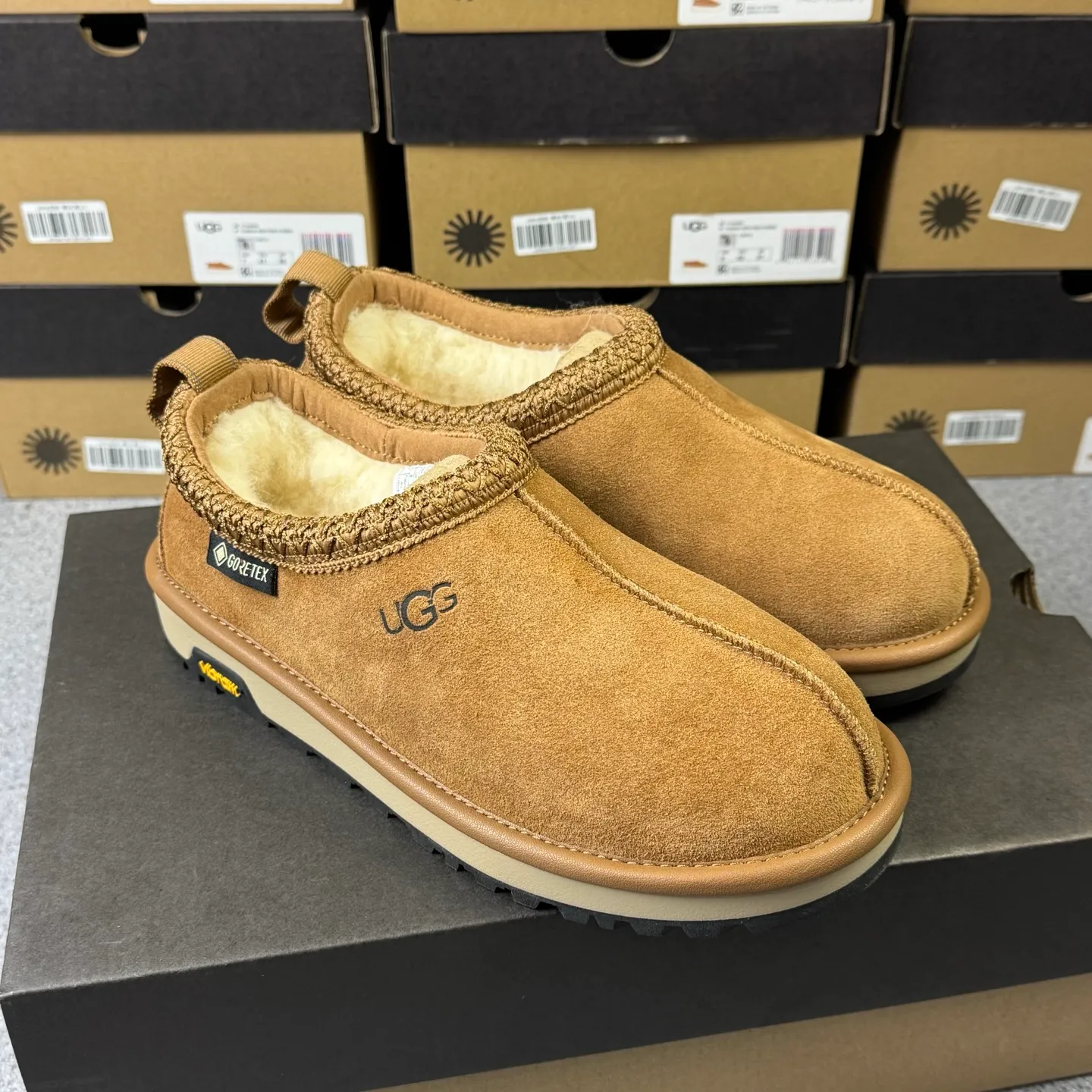 Pick up locally 💰520. The core recommendation is good price. The platform is exclusively for foreign trade. UGG Tasman GTX winter neutral snow shoes 1172790. Produced by ten-year-old brand shoemaking factory production line. Pay attention to every detail. Longfeng A-grade genuine sheep fur. Completely built in accordance with the ZP process. Size: 35 36 37 38 39 40 41 42 43 44 45